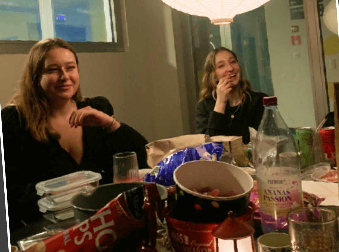 Amigos cenando juntos