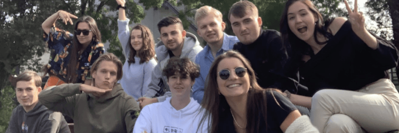 Grupo de amigos al aire libre en el campus