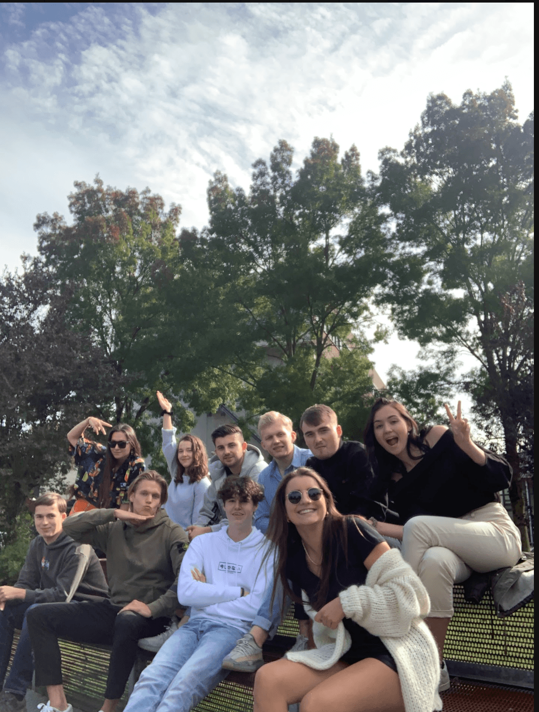 Grupo de amigos al aire libre en el campus